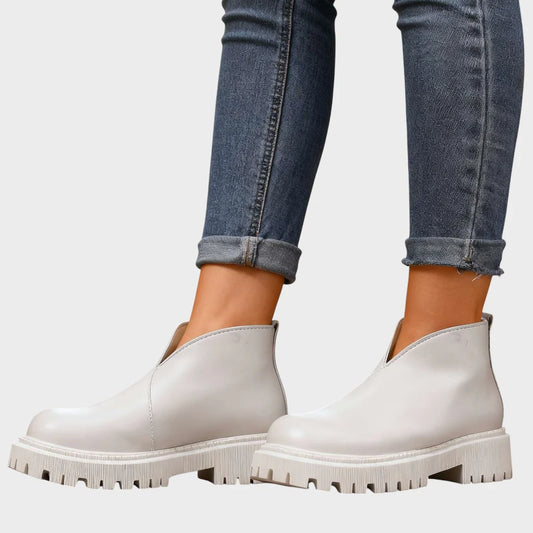 Zapatillas grises con abertura