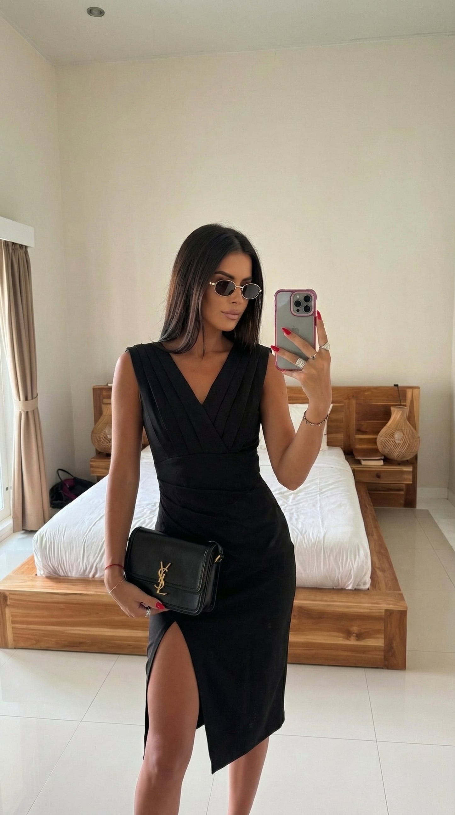 Beberly. Vestido corto con detalles